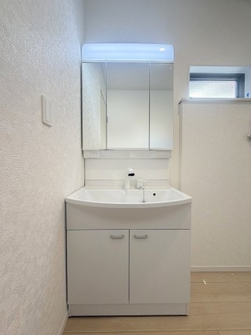三郷市早稲田6丁目　新築戸建　全4棟　2号棟の独立洗面台|三面鏡付きシャワードレッサーで朝の準備も快適