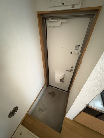 鶴沢コーポＣ号棟の玄関