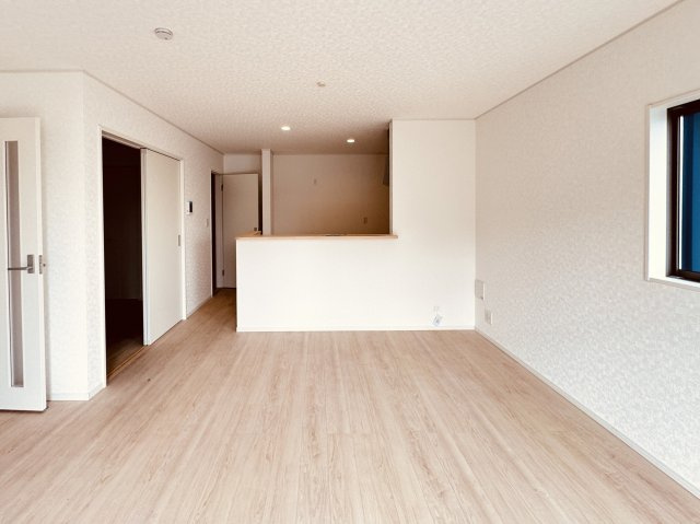 三郷市早稲田６丁目新築戸建【前間小学校：9分】の居間・リビング|16.7帖リビングダイニングキッチン・リビングガス栓付き
