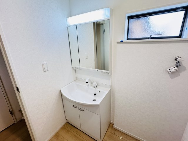 三郷市早稲田６丁目新築戸建【前間小学校：9分】の独立洗面台|シャワーヘッド付き三面鏡洗面化粧台