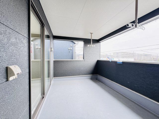 三郷市早稲田６丁目新築戸建【前間小学校：9分】のバルコニー|寝室前インナーバルコニー・外部電源付き