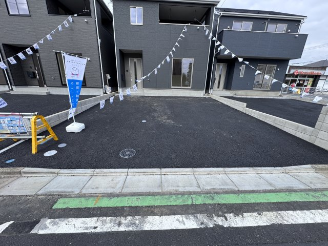 三郷市早稲田６丁目新築戸建【前間小学校：9分】の前面道路含む現地写真|2号棟駐車スペース・並列2台駐車可