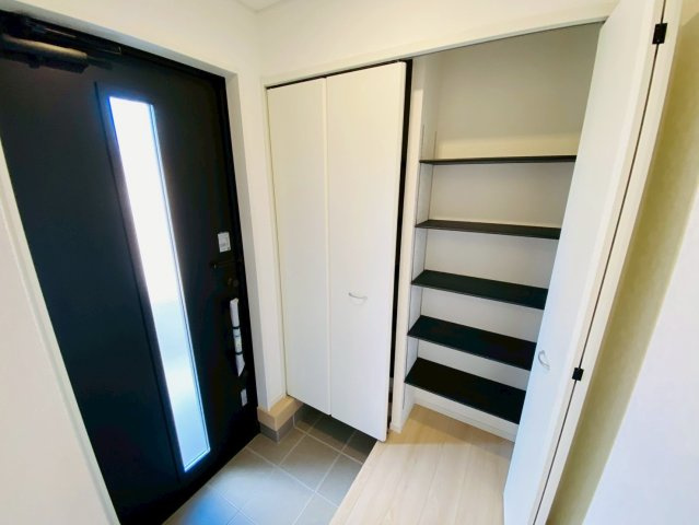 【1号棟】富里市七栄　第34　全７棟の玄関