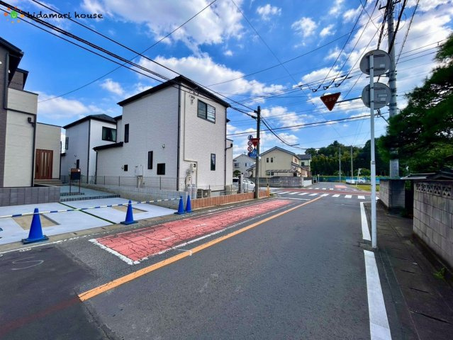 伊奈町寿　新築戸建　タマタウン02の前面道路含む現地写真