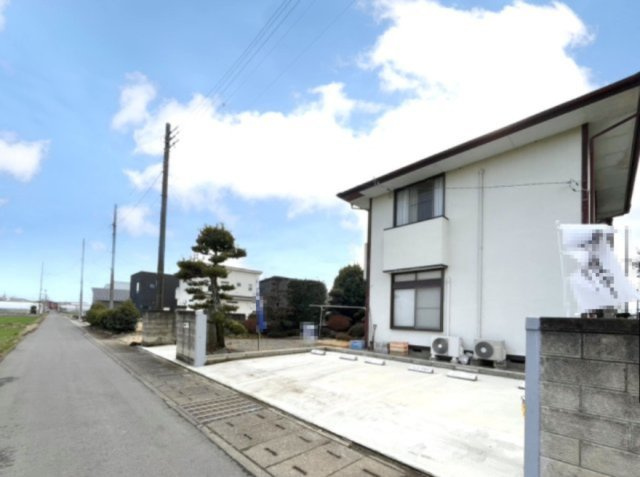 【中古戸建】伊勢崎市馬見塚町1期の外観|■外観｜窓の配置や、爽やかな白ベースの外観が清潔感をもたらします。まっさらなキャンバスのような家にこだわりを彩って…始めよう、あなただけの豊かな暮らし( ＾＾ )