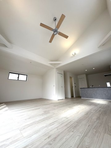 OCEAN SIDE RESIDENCE — 湘南海岸公園 徒歩5分の居間・リビング