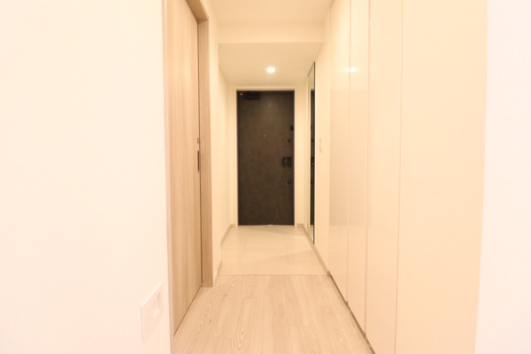 【玄関】 | 【玄関】廊下収納が豊富！玄関はタイル張りで高級感が漂います。