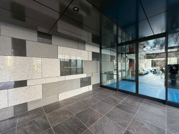 【その他共用部分】 | 【エントランス・風除室】スタイリッシュな外壁とタイルで高級感を演出！