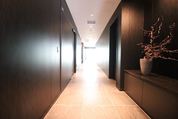 【その他共用部分】 | 【共用廊下】黒で統一された、スタイリッシュな共用廊下！