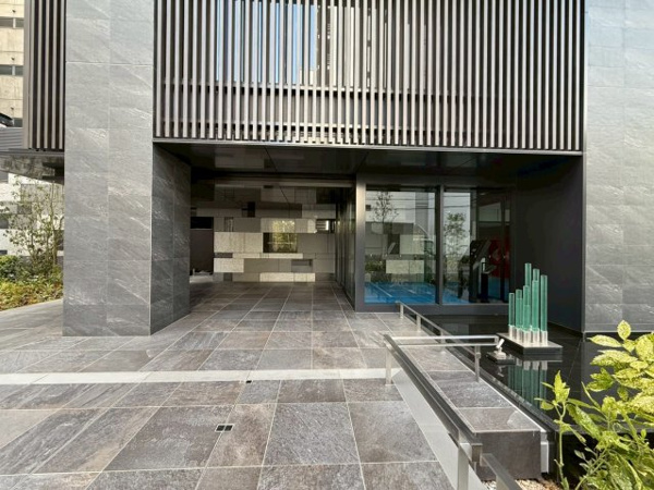 【その他共用部分】 | 【メインエントランス】天然石と水盤が彩るエントランス！