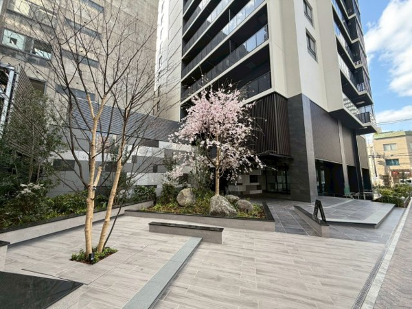 【その他共用部分】 | 【メインエントランス】春には桜が咲き、四季の移ろいを感じることができます！