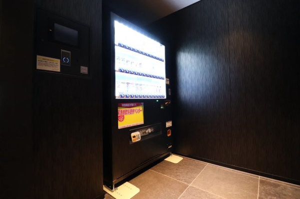 【その他共用部分】 | 【共用自動販売機】外に出ることなく飲料を買える便利な自動販売機付き。