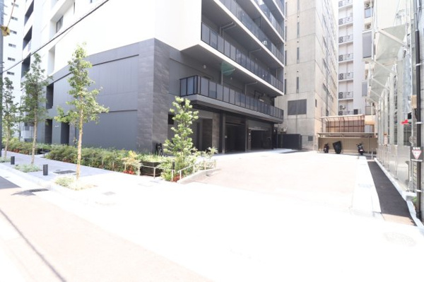 【その他共用部分】 | 【セカンドエントランス】緑が映える、敷地内駐車場入り口。