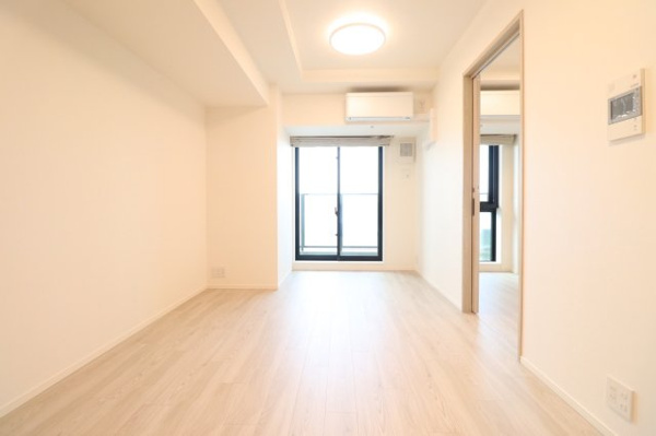 【居間・リビング】 | 【リビングダイニング】約10.4帖LDK！暖かな日差しが差し込み、快適にお過ごしいただけます。