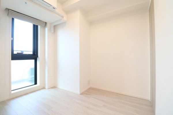 【洋室】 | 【洋室】約4.0畳の洋室！大型クローゼット併設で収納も充実！