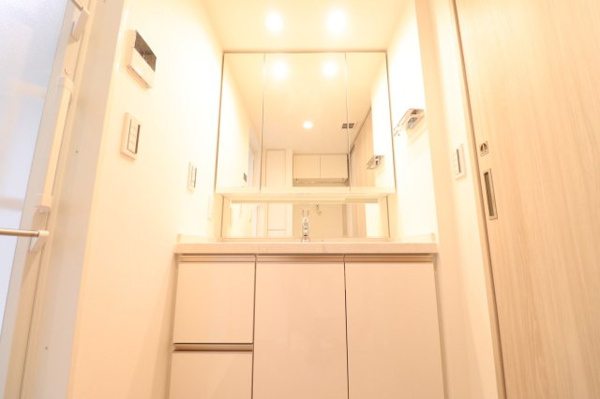 【独立洗面台】 | 【独立洗面台】三面鏡裏収納や、下部にも収納スペースあり！