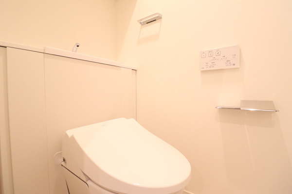 【トイレ】 | 【トイレ】清潔感漂う、白を基調としたトイレ！トイレ内手洗い併設です！