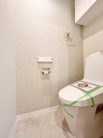 トーア平井マンションのトイレ|トイレは新規交換済みで気持ちよくお使いいただけます。トイレットペーパー等の収納に便利な収納棚も完備