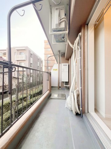 トーア平井マンションのバルコニー|たっぷりの陽光と心地よい風が舞い込む住まい♪目の前に高い建物がなく、美しい緑と青い空を臨むことが出来ます！