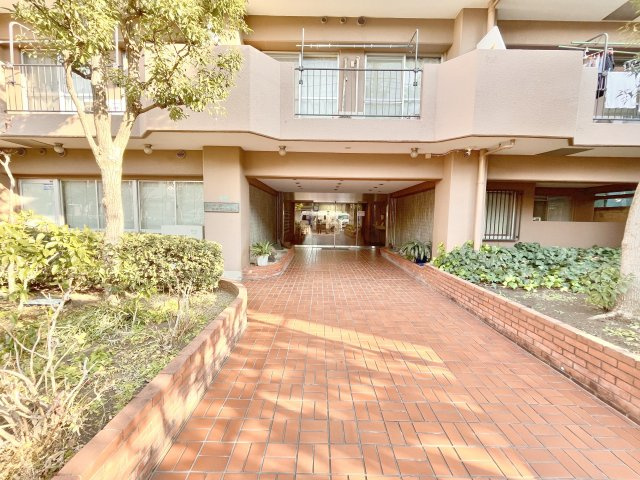 トーア平井マンションのエントランス|緑に囲まれたお洒落なエントランス。日々のお出かけ時にも癒しを与えてくれます