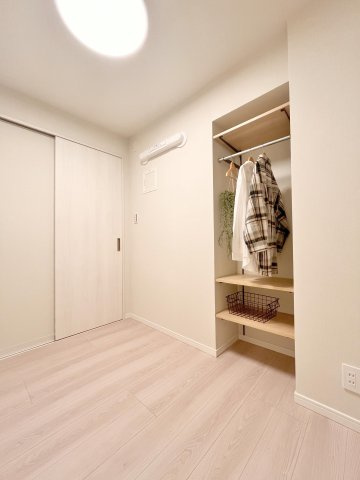 トーア平井マンションの洋室|収納もしっかりと確保されているので、お部屋全体を広くお使いいただけます