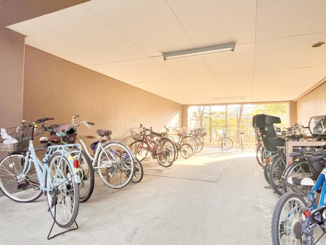 トーア平井マンションの駐輪場|屋根付き駐輪場完備。雨から自転車を守ります！