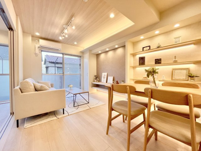 トーア平井マンションの居間・リビング|アクセントクロスとダウンライトが映えるオシャレなリビング。家族の絶えない笑い声が聞こえてきそうです♪