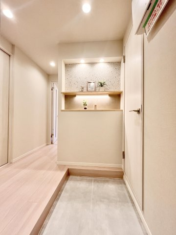 トーア平井マンションの玄関|ご家族のお帰りを暖かく迎えてくれる広々とした玄関スペース♪収納充実で玄関周りもスッキリお使いいただけます(^^)