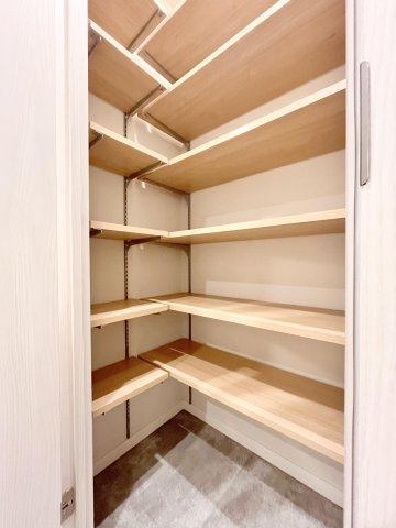 トーア平井マンションの玄関|【SIC（シューズインクローゼット）】大容量の収納スペースです！普段の靴以外にも長靴やブーツ、コート、傘、帽子、ベビーカー、スコップなど、さまざまなものを収納できます