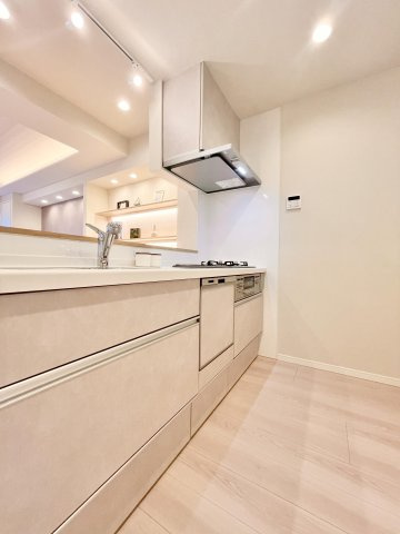 トーア平井マンションのキッチン|豊富な収納はもちろん、大型シンクに３口グリル付きコンロ・食洗機・浄水器など使いやすさ重視の対面式システムキッチン。ご家族と楽しく会話をしながら料理もできます♪