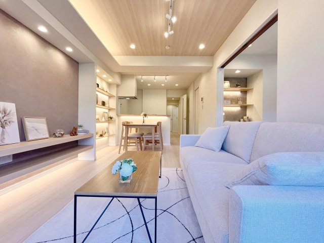 トーア平井マンションの居間・リビング|光と風があふれる開放的なリビングダイニング！家族とのコミュニケーションがさらに広がるような心温まる空間を演出♪