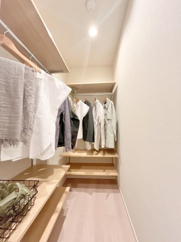 トーア平井マンションの収納|【WIC（ウォークインクローゼット）】
洋服だけではなくバッグ・アクセサリー・スーツケース・靴なども収納することができ、身に付けるものをまとめて管理することができます