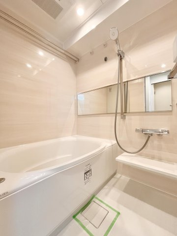 トーア平井マンションの浴室|一日の疲れを癒すバスルームは、心地よいリラックスを叶える清潔感溢れる美しい空間です。上質が感じられるカラーリングで、清潔な空間美を実現しています