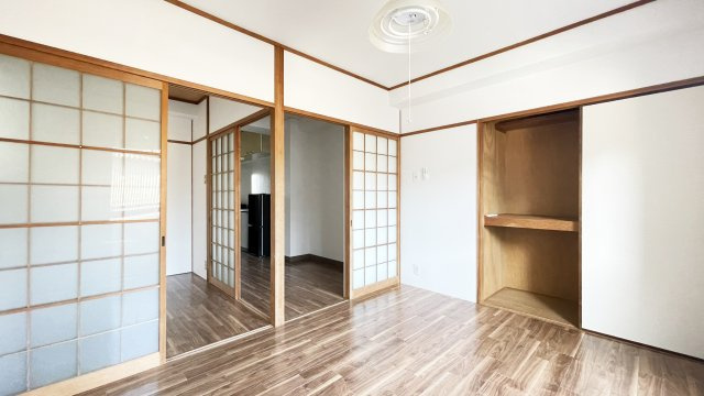 伊勢ハイツⅢの居間・リビング