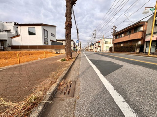 【前面道路含む現地写真】 | グランファミーロ稲毛区宮野木町 | 忙しく過ぎゆく日常を置き去るほど、ゆったりした時間が流れる住環境♪♪『快適』は「家」と「街」と「環境」が調和した時に訪れるだと改めて感じさせてくれます。時間の経過と共に味わいが出る素敵な空間へ！！