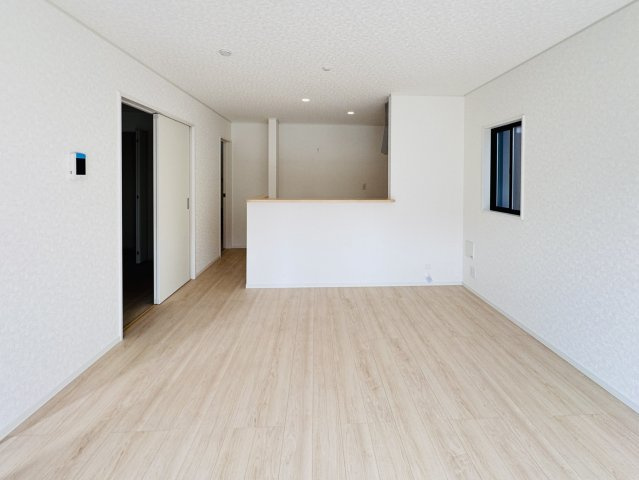三郷市早稲田６丁目新築戸建【前間小学校：9分】の居間・リビング|16帖リビングダイニングキッチン・リビングガス栓付き