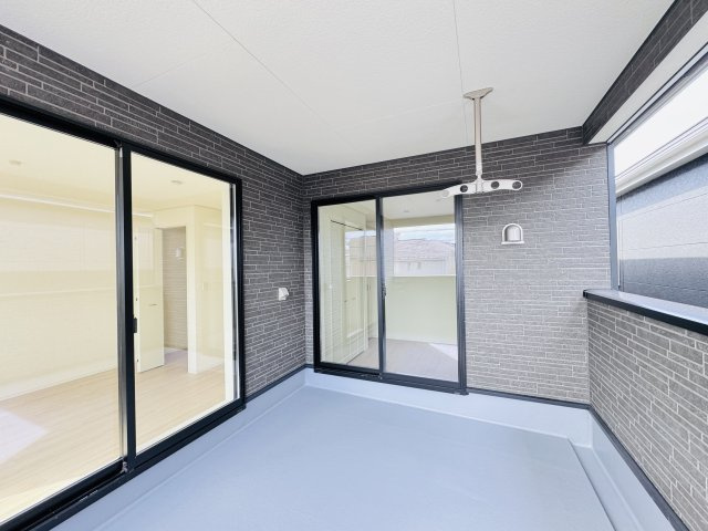 三郷市早稲田６丁目新築戸建【前間小学校：9分】のバルコニー|寝室前インナーバルコニー・外部電源付き