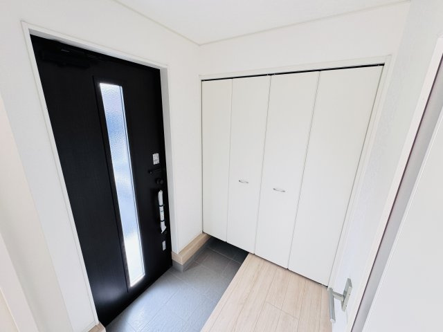 三郷市早稲田６丁目新築戸建【前間小学校：9分】の玄関|玄関ホール・シューズクローゼット