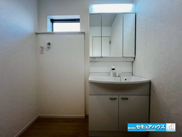 【今からご案内可能】刈谷市小垣江町本郷下　全9棟の独立洗面台|【洗面台】
◆鏡の裏にはたっぷりと収納スペースを標準装備！
◆電源を付属しているのでドライヤーなど利用できます。