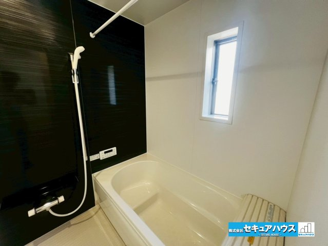 【今からご案内可能】刈谷市小垣江町本郷下　全9棟の浴室|【浴室】
◆アクセントパネルで落ち着きのある雰囲気を演出します。毎日の疲れを癒やすバスタイムをお楽しみ下さい！
◆窓付きで、カビの繁殖を抑える効果があります。