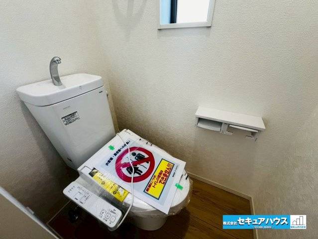 【今からご案内可能】刈谷市小垣江町本郷下　全9棟のトイレ|【高機能トイレ】
◆高機能トイレの多くは便器のフタの開閉が自動であり、使用後に手動で水を流す面倒もなく非常に便利です。スタイリッシュな見た目で、お掃除しやすく、節水効果が高いです。