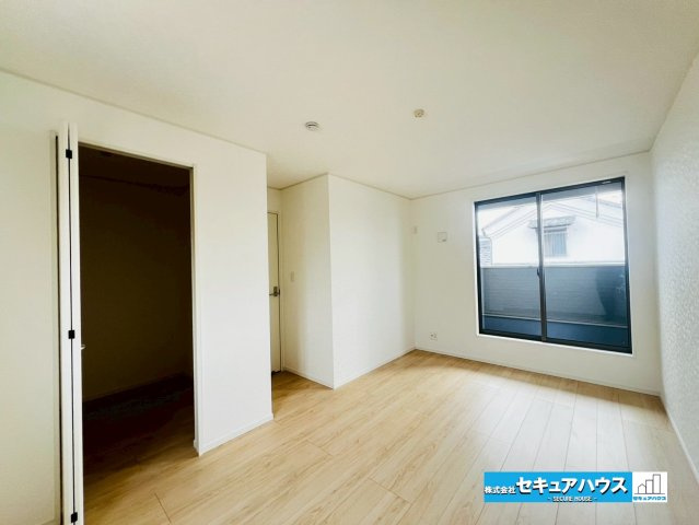 【今からご案内可能】刈谷市小垣江町本郷下　全9棟の洋室|【洋室】
◆広々とした居住空間は日々の暮らしを彩り、心のやすらぎと満足感を与えてくれます。通風と採光を考慮した設計は子供たちはのびのび育ち、家族でくつろぎと団らんを生み出します。