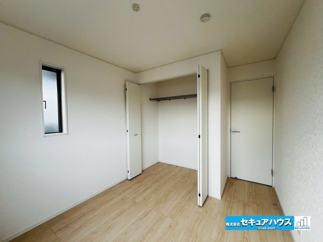 【今からご案内可能】刈谷市小垣江町本郷下　全9棟の洋室|【洋室】
◆家族一人ひとりの大切なプライベート空間。趣味に合わせて使って頂けるようシンプルに仕上げてあります。暮らし心地を大きく左右する収納を、適材適所に配置し使い勝手を考慮しました。　