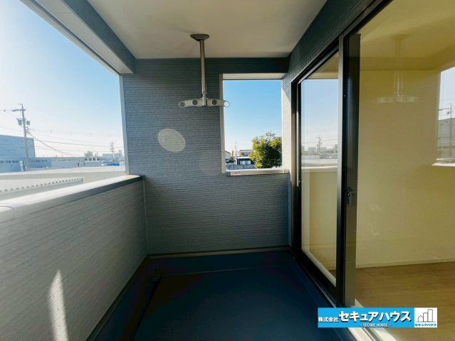 【今からご案内可能】刈谷市小垣江町本郷下　全9棟のバルコニー|【バルコニー】
◆見晴らしもよく、太陽の温かな温もりをめいっぱい受け止めてくれます。
太陽の光と爽やかな風を受けたお洗濯物はあっという間に乾き、取りこむ時には太陽の匂いを感じられそうですね。　