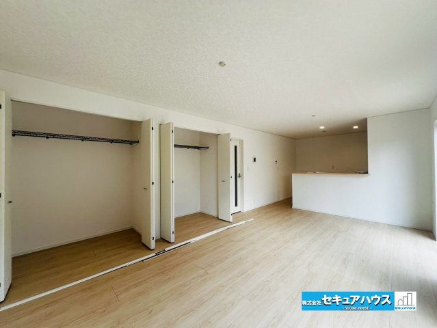 【今からご案内可能】刈谷市小垣江町本郷下　全9棟の居間・リビング|【LDK】
◆クローゼット2ヶ所付のリビングのため見えない収納が可能です♪
対面式のオープンキッチンは、家事をしながら家族の様子が一目でわかる安心＆便利設備♪