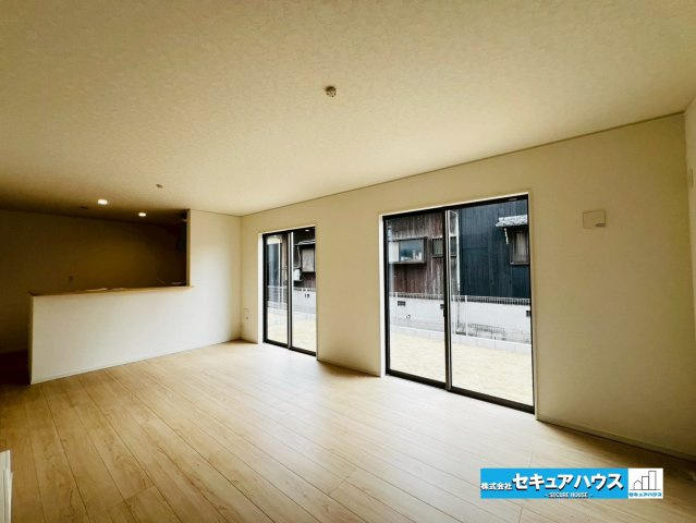 【今からご案内可能】刈谷市小垣江町本郷下　全9棟の居間・リビング|【LDK】
◆日当たりが良く温かい広々リビングは家族の団らんスペースになります。