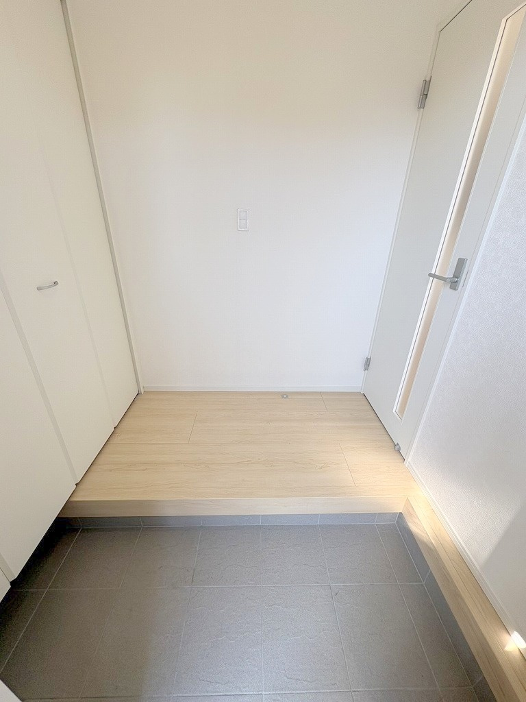 三郷市早稲田6丁目　新築戸建　全4棟　3号棟の玄関|玄関から見た室内写真です