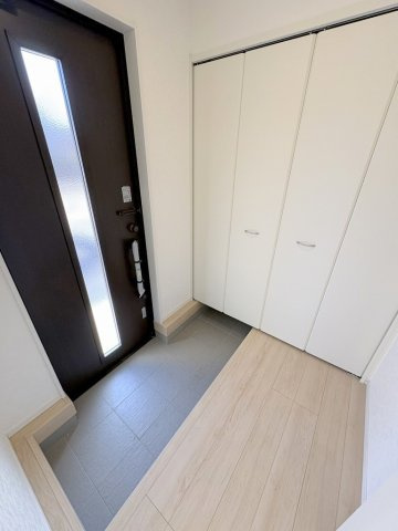 三郷市早稲田6丁目　新築戸建　全4棟　3号棟の玄関|玄関周りがスッキリ片付く大型シューズクローゼット