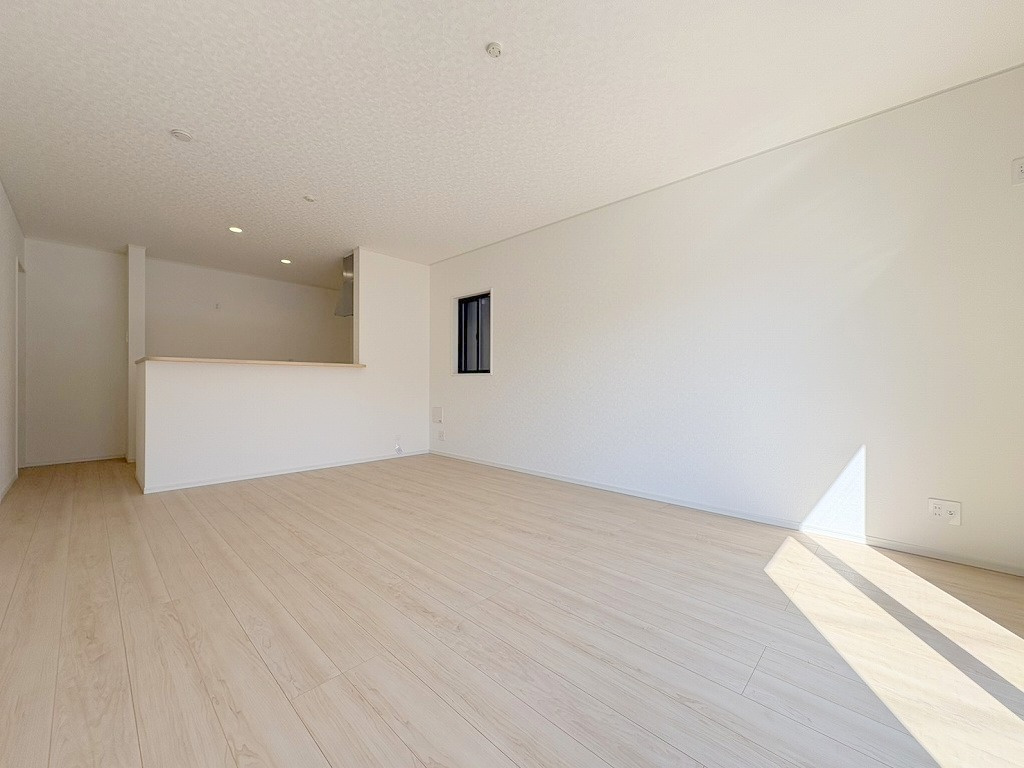 三郷市早稲田6丁目　新築戸建　全4棟　3号棟の居間・リビング|ソファやダイニングセットを置いてもゆとりのある16帖のリビング
