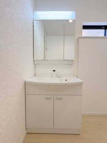 三郷市早稲田6丁目　新築戸建　全4棟　3号棟の独立洗面台|三面鏡付きシャワードレッサーで朝の準備も快適